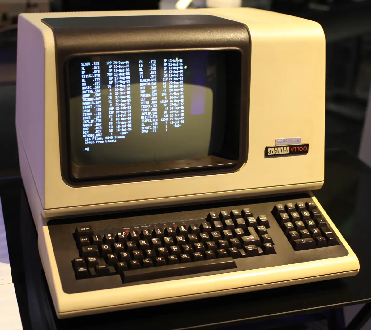 DEC VT100 终端，摄于 Living Computer Museum。